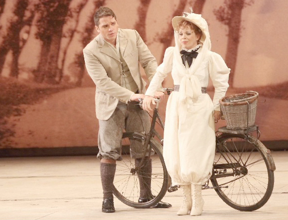 donizetti-elisir-amore-duo-adina-bicyclette-opera-de-marseille-inva-mula-574