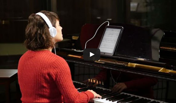 tom-play-jouer-piano-chez-soi-avec-un-orchestre-tom-books-demo-video-classiquenews-video