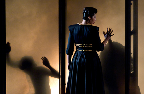 NABUCCO-opera-de-lille-dijon-critique-opera-par-classiquenews-nov-2018-dos-femme