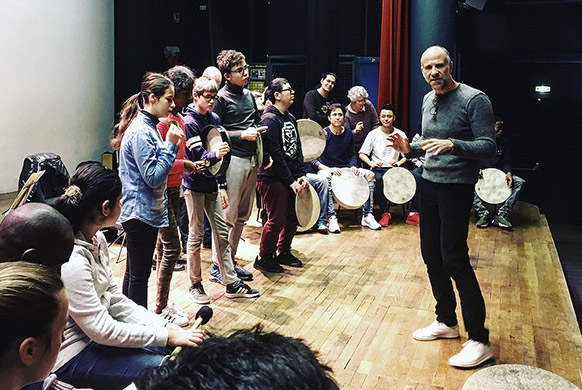 CHD-concert-hostle-dieu-FE-COMTE-atelier-pedagogique-action-acutlurelle-marco-polo-sur-la-scene-avec-les-percu-et-les-jeunes-slameurs