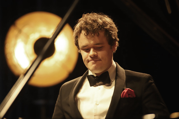 grosvenor-benjamin-piano-janacek-critique-concert-annonce-classiquenews-piano