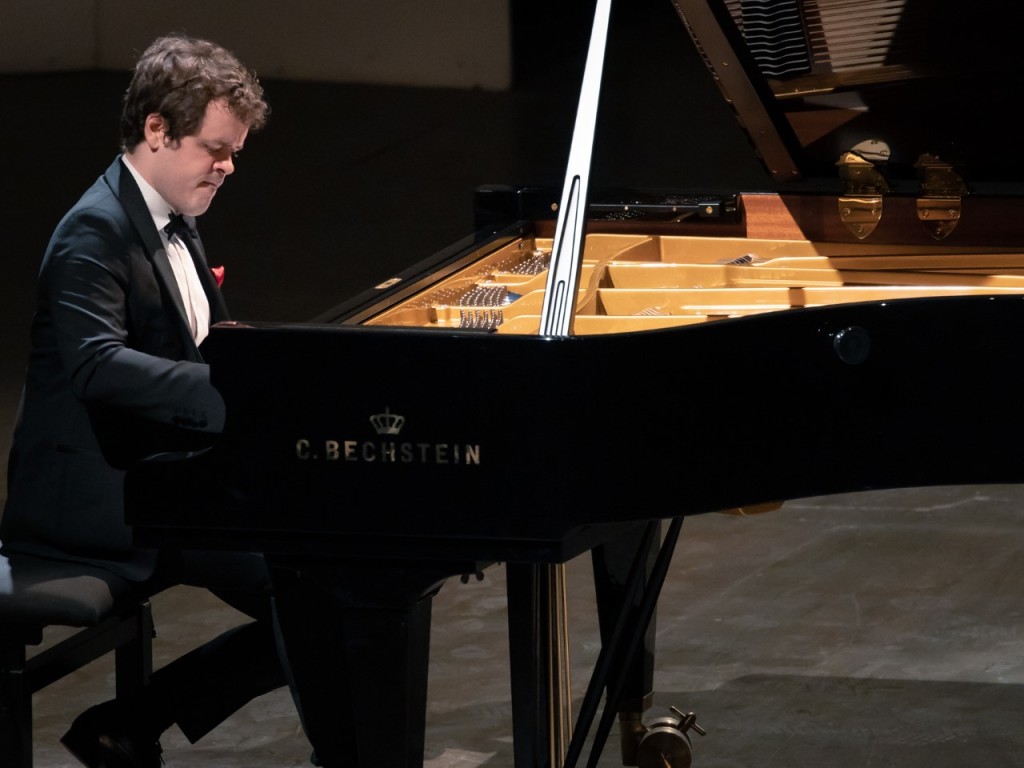 PIANO grosvenor benjamin critique concert piano classiquenews la roque anthéron août 2019 Grosvenor_© Christophe GREMIOT_13082019-9