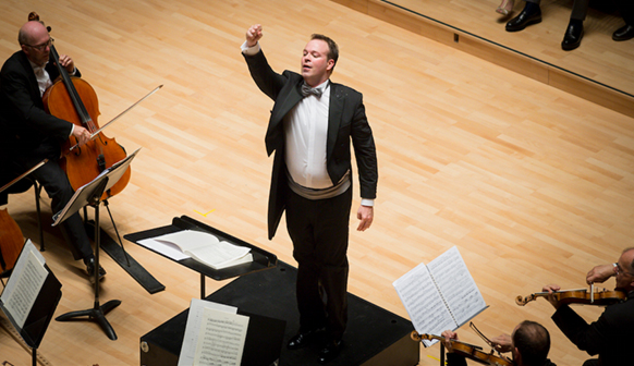 reiland-david-maestro-chef-rochestre-direction-concert-metz-arsenal-ravel-bolero-valse-mozart-critique-classiquenews
