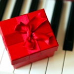 tombooks-cadeau-rouge-sur-clavier-piano