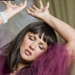 netrebko-anna-diva-soprano-classiquenews-frange-fushia-rose