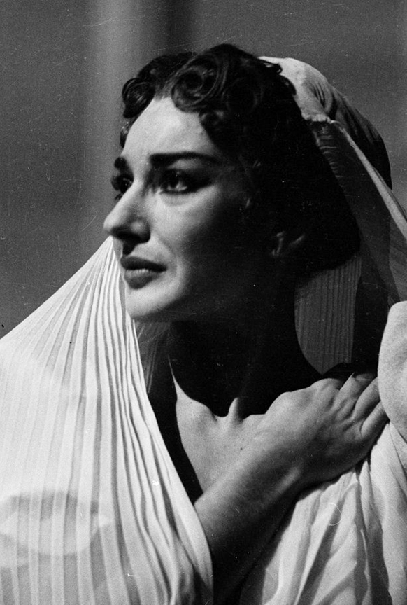 maria-callas-sur-classiquenews-2017-anniversaire-des-40-ans-de-la-mort-exposition-livres-cd-reeditions-coffret-visuel-expo_LA-VESTALE-(c)-Erio-Piccagliani