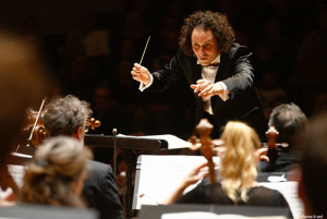 MAHLER-symphonie-3-Alexandre-BLOCH-lille-critique-concert-critique-opera-classiquenews-le-chef-face-aux-violoncelles