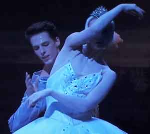 LOUVET-BAULAC-lac-des-cygnes-tchaikovski-ballet-critique-classiquenews