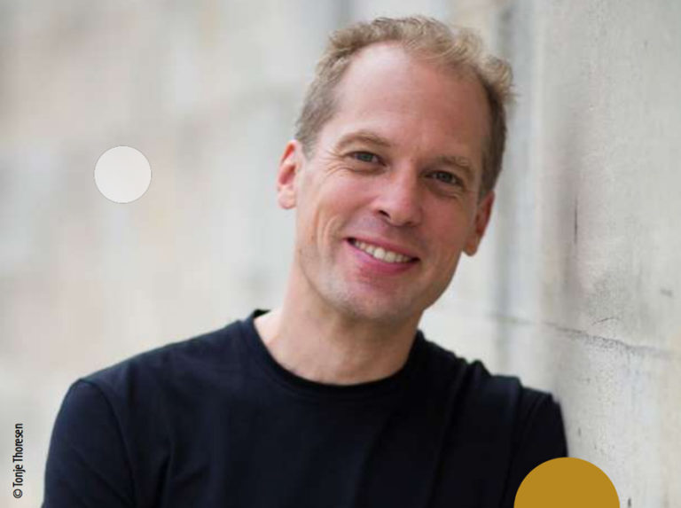 ENTRETIEN avec Marius STIEGHORST, directeur musical de l’Orchestre Symphonique d’Orléans. Enjeux du concert « le mythe de Pandore » [8 et 9 fév 2025]