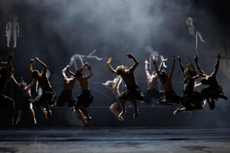 CRITIQUE, danse. LA SEINE MUSICALE, le 6 mai 2026. Angelin PRELJOCAJ : REQUIEM(S) par le Ballet Preljocaj
