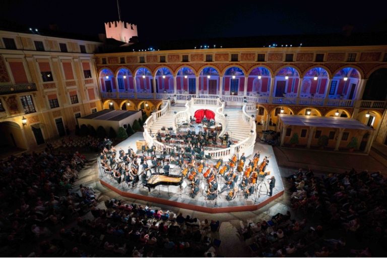 CRITIQUE, concert. MONACO, Cour d’honneur du Palais Princier, le 11 juillet 2024. FRANCK / LISZT / GERSHWIN. Orchestre Philharmonique de Monte-Carlo, Alexandre Kantorow (piano), James Gaffigan (direction).