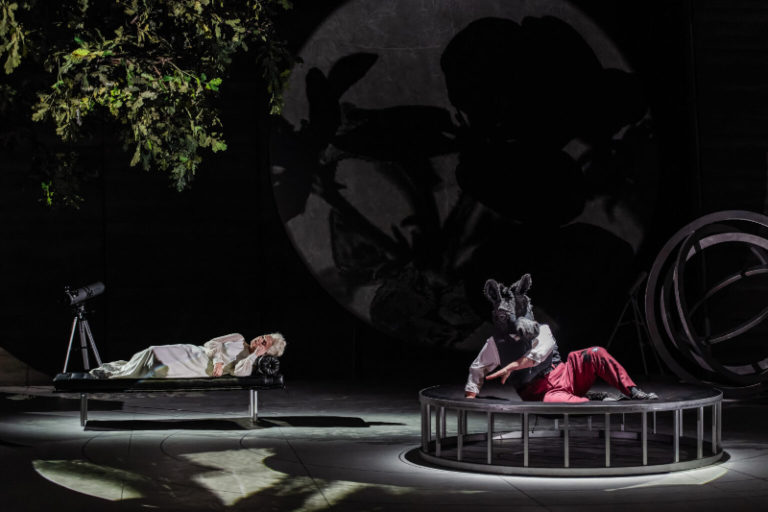 CRITIQUE, festival. GARSINGTON Opera Festival (Angleterre), le 13 juillet 2024. BRITTEN : A Midsummer’s night dream. Iestyn Davies, Victoria Songwei Li, Jerone Marsh-Reid, Richard Burkhard… Netia Jones / Douglas Boyd.