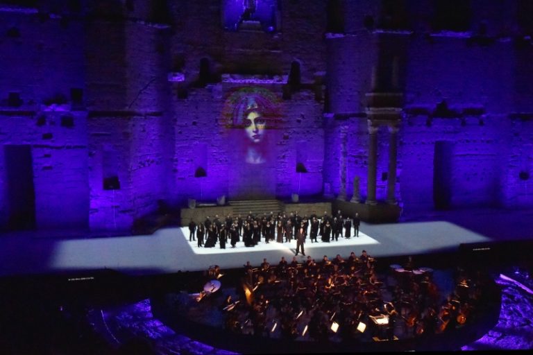 CRITIQUE, festival. CHOREGIES D’ORANGE, Théâtre Antique, le 22 juillet 2024. PUCCINI : Tosca (en version semi-scénique). Aleksandra Kurzak, Roberto Alagna, Bryn Terfel… Orchestre Philharmonique de Nice / Clelia Cafiero (direction). 