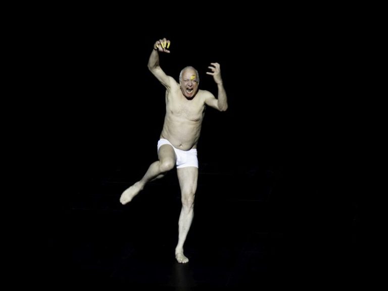 CRITIQUE, festival. AIX-EN-PROVENCE, Théâtre du Jeu de Paume, le 14 juillet 2024. DAVIES-KURTÁG : Songs and Fragments. Johannes Martin Kränzle, Anna Prohaska, Patricia Kopatchinskaja… Ensemble Intercontemporain / Barrie Kosky / Pierre Bleuse.