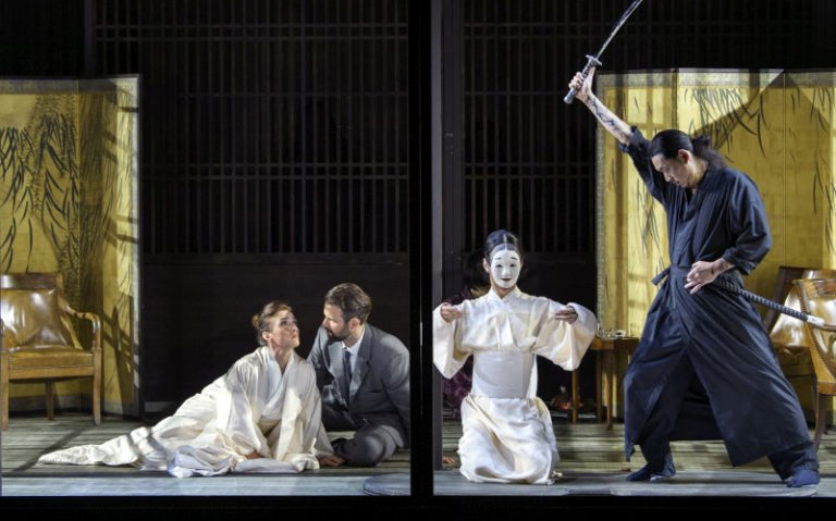 CRITIQUE, festival. AIX-EN-PROVENCE, Cour de l’archevêché, le 19 juillet 2024. PUCCINI : Madama Butterfly. E. Jaho, A. Smith, M. Fujimura, L. Lhote… Orchestre de l’Opéra de Lyon / Andrea Breth / Daniele Rustioni.