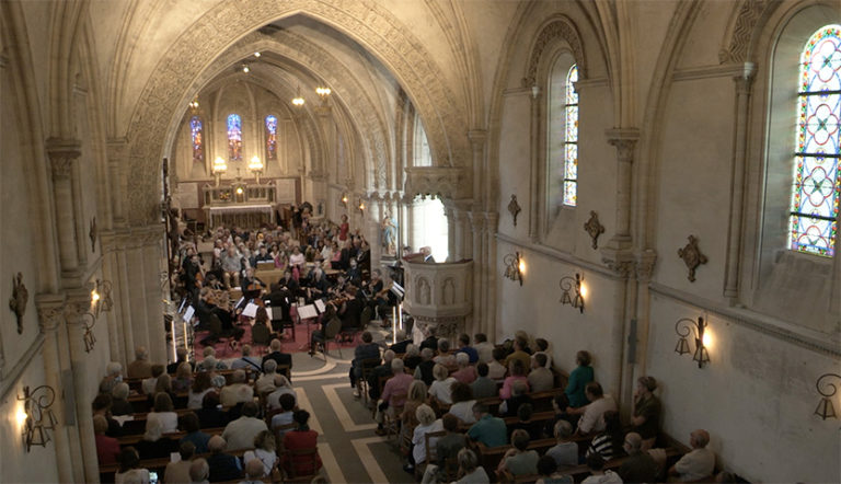 CRITIQUE, concert. ARROMANCHES-LES-BAINS, église Saint-Pierre, le 21 juil 2024. MOZART : Requiem. Orchestre du Festival d’Arromanches, Nicolas André, direction.