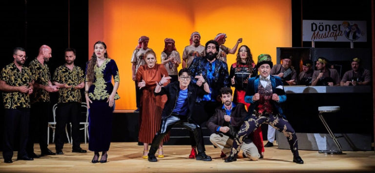 CRITIQUE, festival. BAD WILDBAD (Allemagne), 35ème « Rossini in Wildbad – Belcanto Opera Festival » (Kurtheater), le 28 juillet 2024. ROSSINI : L’Italiana in Algeri. P. Anikina, D. Özkan, H. Kim, F. Bossi… Jochen Schönleber / José Miguel Pérez-Sierra.