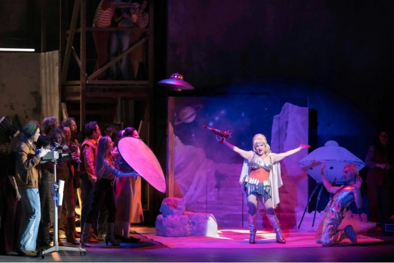 CRITIQUE, festival. SALZBOURG, Grosses Festspielhaus, le 27 août 2024. OFFENBACH : Les Contes d’Hoffmann. B. Bernheim, K. Lewek, K. Lindsey, C. Van Horn … Mariame Clément / Marc Minkowski.
