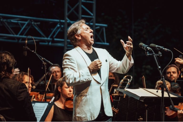 CRITIQUE, festival. 19ème FESTIVAL DE ROCAMADOUR, Vallée de l’Alzou, le 15 août 2024. Airs d’Opéras et de Musique Sacrée. ROBERTO ALAGNA / Orchestre Consuelo / Victor Julien-Laferrière (direction). 