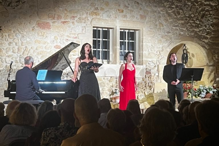 CRITIQUE, festival. 27ème FESTIVAL DURANCE LUBERON, le 10 août (Château de Mirabeau) & le 11 août (Place de l’Eglise de Lauris) 2024. AIRS, DUOS et TRIOS D’OPERAS : Héloïse Mas (mezzo), Florent Leroux-Roche (baryton), Armelle Khourdoïan (soprano), Valentin Thill (ténor), Vladik Polionov (piano). 