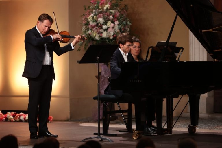 CRITIQUE, festival. MENTON, 75ème Festival de Musique (Parvis de la Basilique St Michel), le 12 août 2024. BRAHMS / R. STRAUSS / MUSIQUES DE FILMS. Renaud Capuçon (violon), Guillaume Bellom (piano).