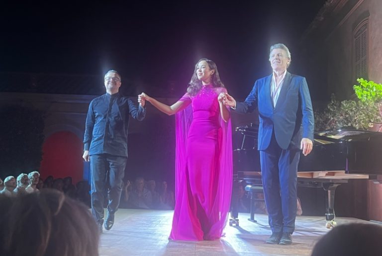 CRITIQUE, festival. SAINT-TROPEZ, 49ème Festival des Nuits du Château de la Moutte, le 13 août 2024. Airs et Duos d’Opéras. Nadine SIERRA (soprano), Thomas HAMPSON (baryton), Vlad Iftinca (piano).