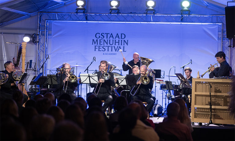 CRITIQUE, concert. 68ème GSTAAD MENUHIN FESTIVAL. Berghaus Eggli, le 10 août 2024. Série « Mountain Spirit » n°4 : « Planets by Night » / Les Planètes de Gustav Holst. Gstaad Festival Brass Ensemble / Cuivres du GFO Gstaad Festival Orchestra. Immanuel Richter, trompettes, présentation et direction