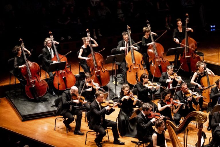 LES SIECLES. PARIS, TCE, ven 8 nov 2024. RAVEL : Daphnis & Chloé, ballet intégral. SAINT-SAËNS : Danse macabre op. 40, Concerto pour violoncelle n° 1 (soliste et direction : Sol Gabetta)