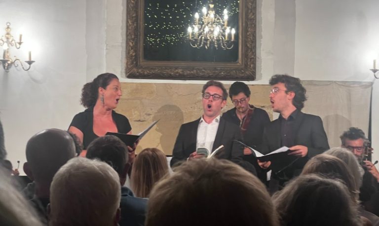 CRITIQUE, festival. 33ème Festival SINFONIA EN PERIGORD, Château de Jumilhac, le 19 août 2024. Henry PURCELL : « Mad songs, music for a while ». C. Mutel, P. Figuier, G. Andrieux. Les Nouveaux Caractères / Sébastien d’Hérin.