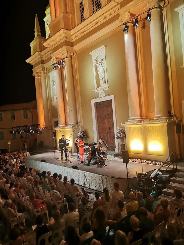 CRITIQUE, festival. 75ème Festival de MENTON, le 30 juillet 2024. Concert baroque « Carnaval à Venise ». Lucie Horsch, flûtes. Le Caravensérail, Bertrand Cuiller [direction]
