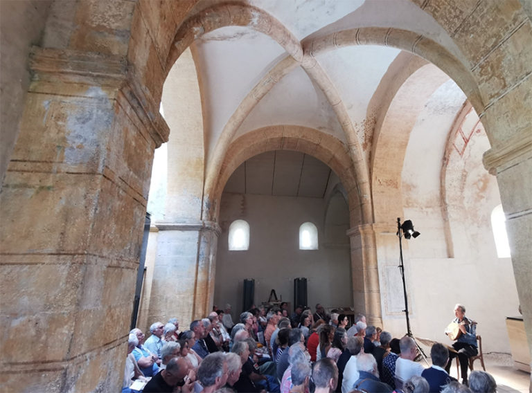 CRITIQUE, concert. FESTIVAL MUSIQUE & MÉMOIRE. Melisey, chœur roman, le 4 août 2024. FLORENT MARIE, luth Renaissance à 8 chœurs. Giovanni Antonio Terzi, Ballard, Dowland…