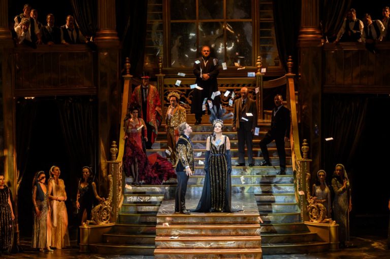 CRITIQUE, opéra. LIEGE, Opéra royal de Wallonie, 15 septembre 2024. VERDI : La Traviata. I. Lungu, D. Korchak, S. Piazzola… Thaddeus Strassberger/ Giampaolo Bisanti.