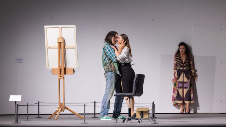 CRITIQUE, opéra. MILAN, Teatro alla Scala, le 28 septembre 2024. CESTI : L’Orontea. S. D’Oustrac, C. Vistoli, S. Blanch, H. Cutting… Robert Carsen / Giovanni Antinoni.