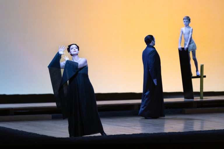 CRITIQUE, opéra. PARIS. Opéra Bastille, 17 septembre 2024. PUCCINI : Madama Butterfly. Eleonora Buratto, Aude Extrémo, Stefan Pop, Christopher Maltman… Robert Wilson/ Speranza Scappucci.