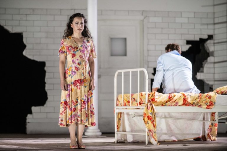 CRITIQUE, opéra. AMSTERDAM, De Nationale Opera, le 5 septembre 2024. VERDI : Rigoletto. R. Burdenko, A. Khismatullina, R. Barbera… Damiano Michieletto / Antonino Fogliani.
