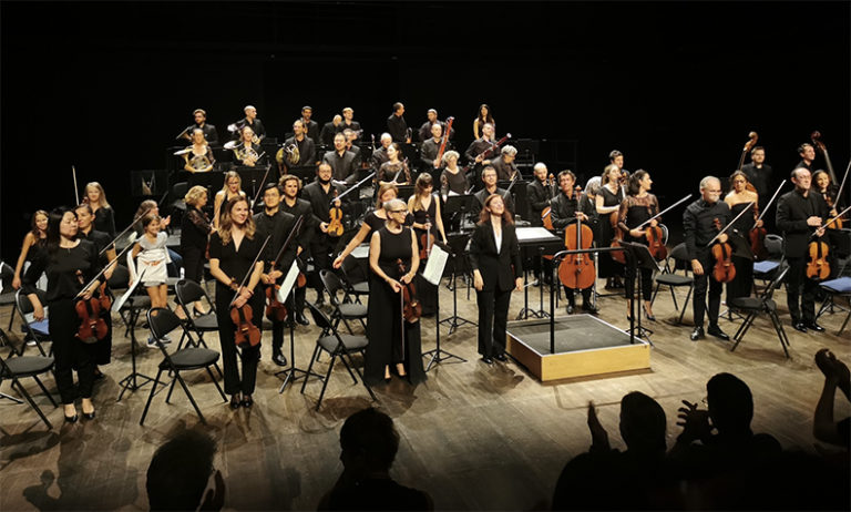 CRITIQUE, concert. AVIGNON, La FabricA, le 20 sept 2024. Concert d’ouverture : Garuta, Dvorak, Schumann. Victor Julien-Laferrière (violoncelle), Orchestre National Avignon Provence / ONAP. Débora Waldman, direction.