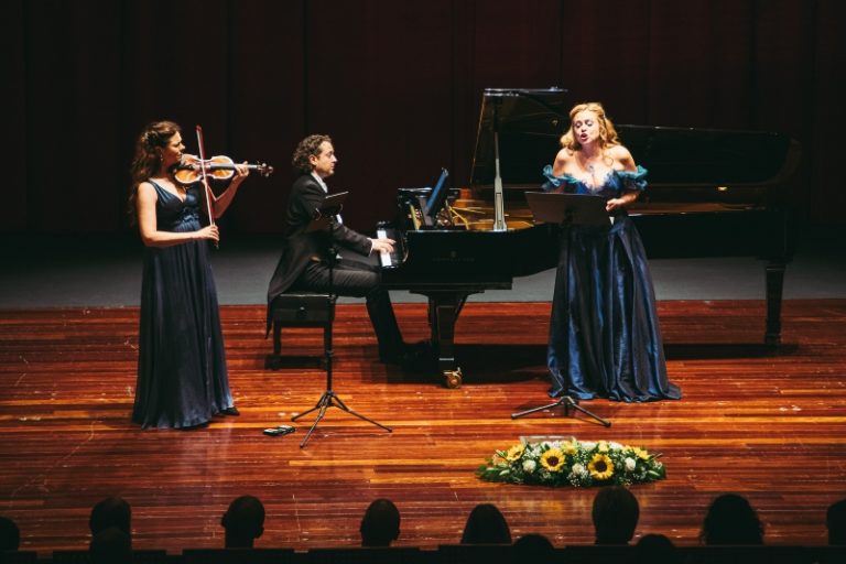 CRITIQUE, festival. 4ème Festival International de Musique de BRAGANCE, Théâtre municipal, le 1er octobre 2024. Ana Samuil (soprano), Tatiana Samouil (violon), Matthias Samuil (piano).