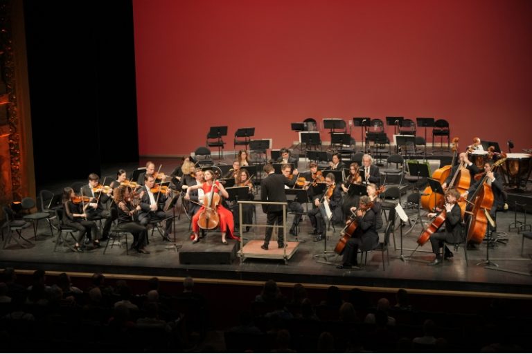 CRITIQUE, concert. MONTPELLIER, Opéra Comédie, le 18 octobre 2024. HAYDN / SCHUBERT / SCHUMANN. Anastasia Kobekina (violoncelliste), ONMO, Thomas Rösner (direction)