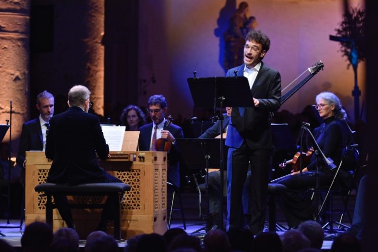CRITIQUE, festival. 45e Festival d’Ambronay, Abbatiale d’Ambronay, le 4 octobre 2024. BACH : Cantates. Paul Figuier (contre-ténor), Les Talens Lyriques, Christophe Rousset (direction).