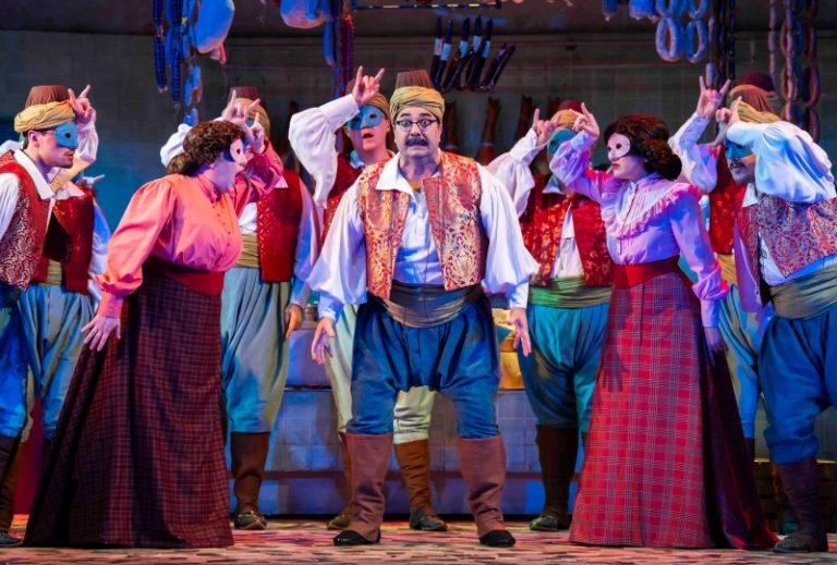 CRITIQUE, festival. Festival (d’automne) de Glyndebourne, Glyndebourne Opera House, le 12 octobre 2024. ROSSINI : Il Turco in Italia. I. Demenkova, R. Ramgobin, A. Gomez, M. Mofidian…Mariame Clément / Olivia Clarke.