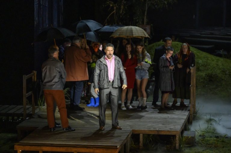 CRITIQUE, opéra. LIEGE, Opéra royal de Wallonie, le 24 octobre 2024. JANACEK : Katia Kabanova. A. Hovhannisyan, A. Rositskiy, N. Surguladze, M. Vigilius, D. Cheblykov… Aurore Fattier / Michael Güttler.