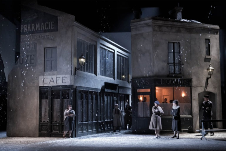CRITIQUE, opéra. LONDRES, Coliseum, le 5 octobre 2024. PUCCINI : La Bohème. M. Boreham, J. Blue, C. Rice… Jonathan Miller / Clelia Cafiero.