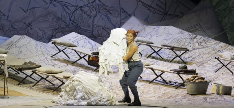 CRITIQUE, opéra. PARIS, Opéra Bastille, le 23 octobre 2024. DONIZETTI : La fille du régiment. J. Fuchs, L. Brownlee, S. Graham, L. Lhote, F. Lott… Laurent Pelly / Evelino Pidò.