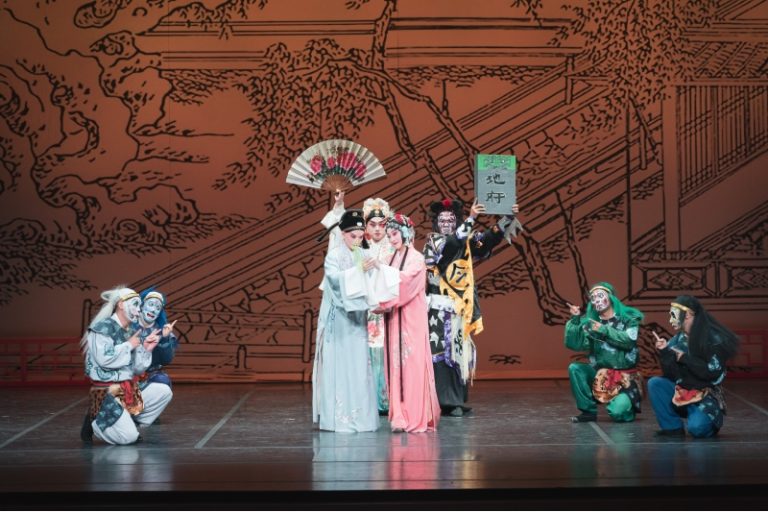 CRITIQUE, opéra (chinois). BORDEAUX, Grand-Théâtre, le 17 octobre 2024. T. XIANZU : Le Pavillon aux Pivoines. Luo Chenxue, Hu Weilu, Zhou Yimin, Tan Xiao… Shanghai Kunqu Opera Troupe / Nin Guangjin (mise en scène).
