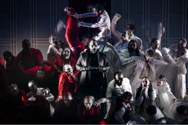 CRITIQUE, opéra. TOULOUSE, Théâtre du Capitole (du 24 sept au 6 oct 2024). VERDI : Nabucco. G. Myshketa, Y. Auyanet, J. F. Borras, N. Courjal… Stefano Poda / Giacomo Sagripanti.