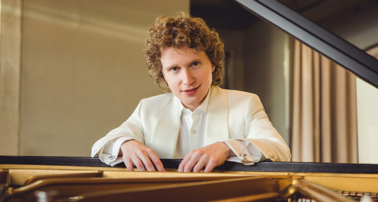 CD & CONCERT. Le pianiste russe Nikolay Khozyainov présente son nouveau programme : « Monument to Beethoven », 11 oct (cd) et 17 déc (concert au TCE, Paris)  