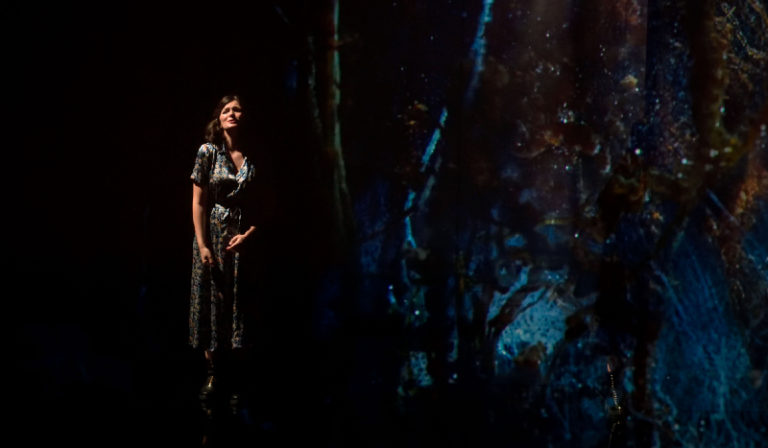 CRITIQUE, opéra. PARIS, Opéra-Comique, le 25 octobre 2024. G. BENJAMIN : Picture a day like this. M. Crebassa, A. Prohaska, J. Brancy…  Christine Soma / Georges Benjamin.