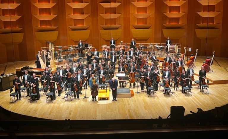 CRITIQUE, concert. LYON, Auditorium Maurice Ravel, les 3 et 5 octobre 2024. Mc Tee / Chostakovitch / Copland. Orchestre National de Lyon, Sheku Kanneh-Mason (violoncelle), Leonard Slatkin (direction).