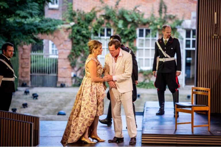 CRITIQUE, opéra. HARTLEY WINTNEY,  West Green House Opera (Green Theatre), le 26 juillet 2026. PUCCINI: Tosca. M. W. Williams, S. Furness, J.K. Bouton… Suzanne Chaundy / Alice Farnham