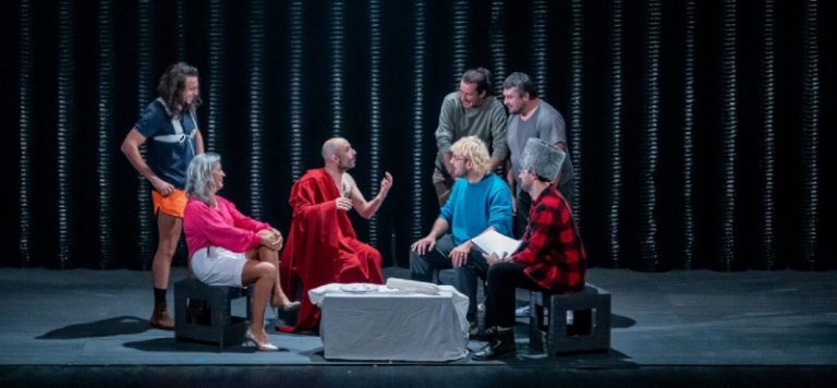 CRITIQUE, théâtre musical. PARIS, Théâtre de l’Athénée-Louis-Jouvet, le 16 octobre 2024. JARRY / TERRASSE : Ubu roi. P. Jeanson, S. Espeche, J.L. Coulloc’h, N. Bigorre, M. Laskar, E. de Ereno… Pascal Neyron / Les Frivolités parisiennes.